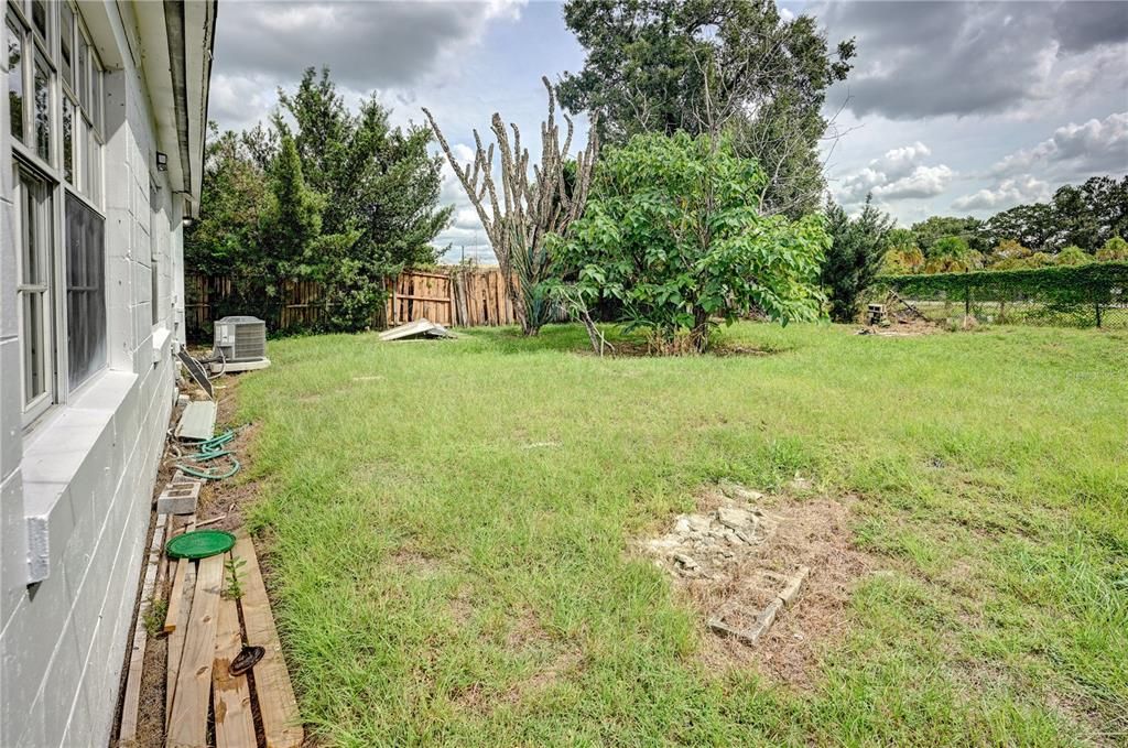 Active With Contract: $219,900 (2 beds, 1 baths, 908 Square Feet)