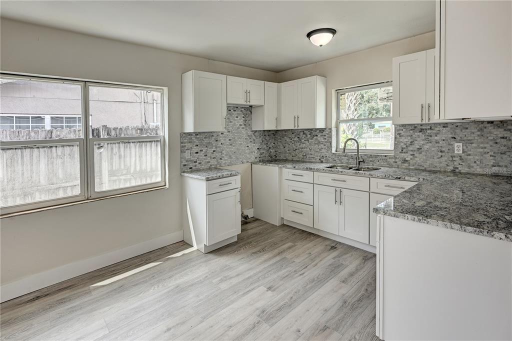 Active With Contract: $219,900 (2 beds, 1 baths, 908 Square Feet)