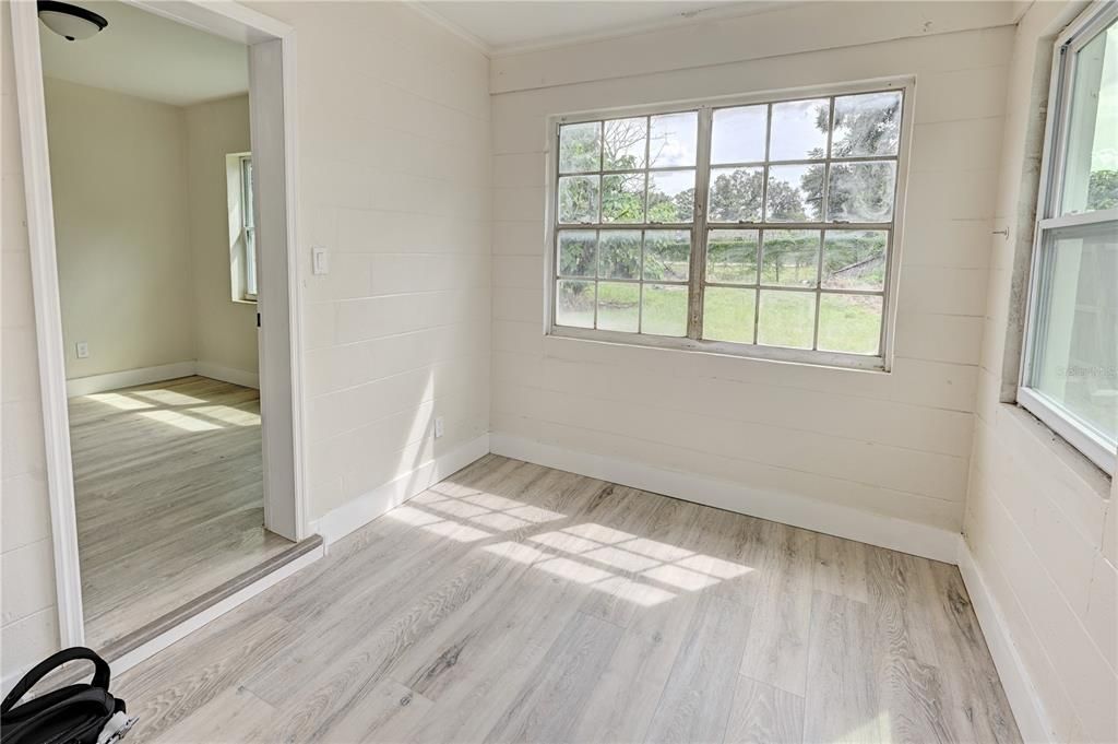 Active With Contract: $219,900 (2 beds, 1 baths, 908 Square Feet)