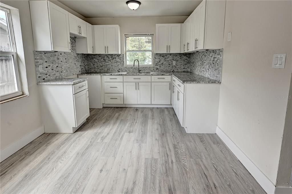 Active With Contract: $219,900 (2 beds, 1 baths, 908 Square Feet)