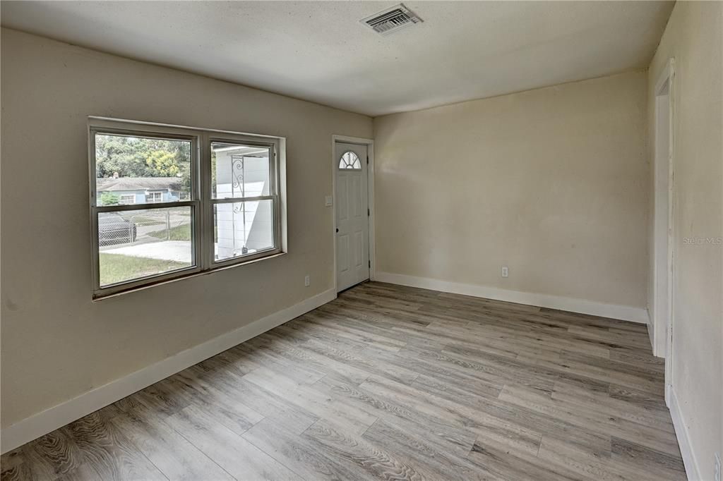 Active With Contract: $219,900 (2 beds, 1 baths, 908 Square Feet)