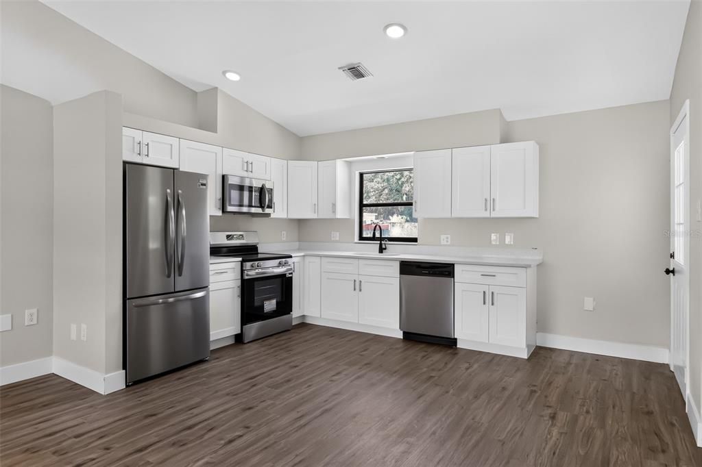 En Venta: $649,900 (5 camas, 3 baños, 2312 Pies cuadrados)
