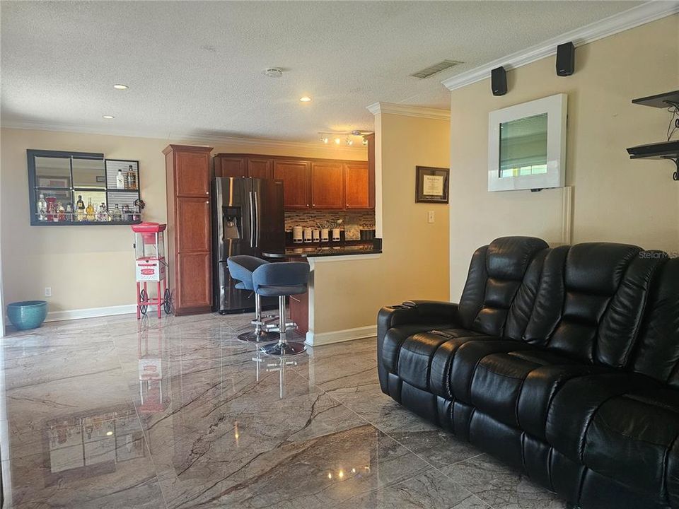 For Sale: $178,000 (2 beds, 2 baths, 870 Square Feet)