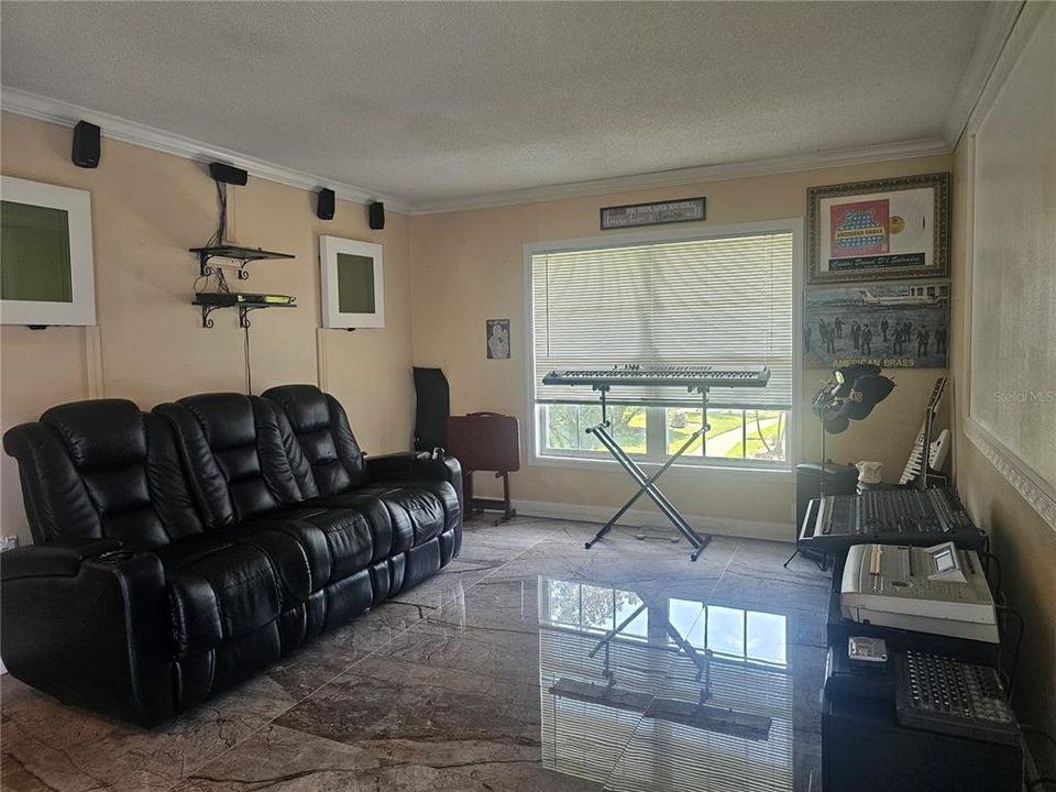 For Sale: $178,000 (2 beds, 2 baths, 870 Square Feet)