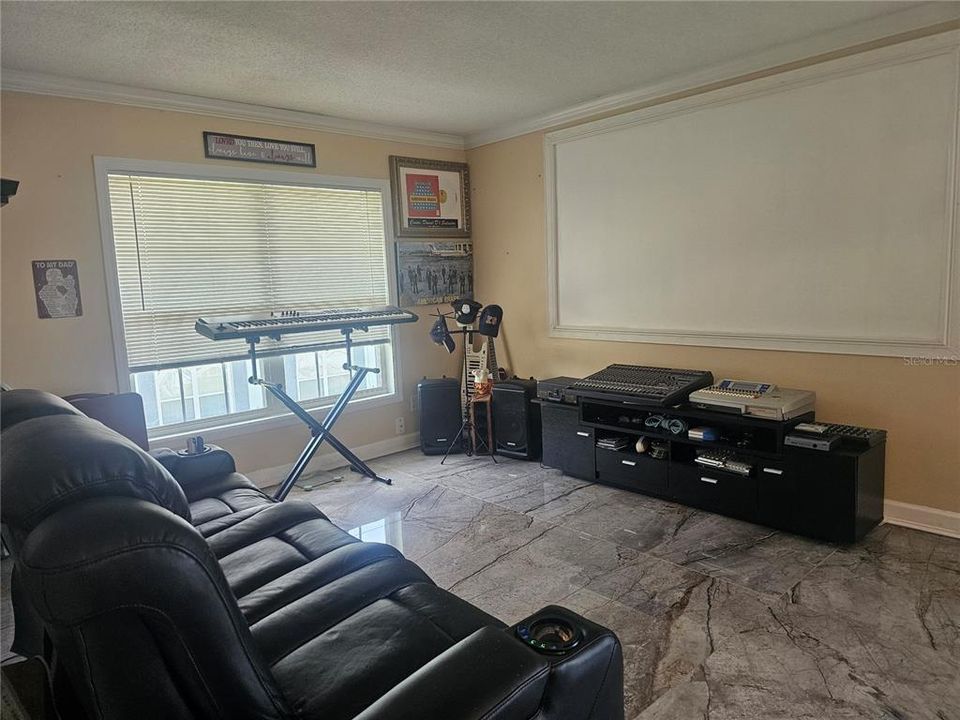 For Sale: $178,000 (2 beds, 2 baths, 870 Square Feet)