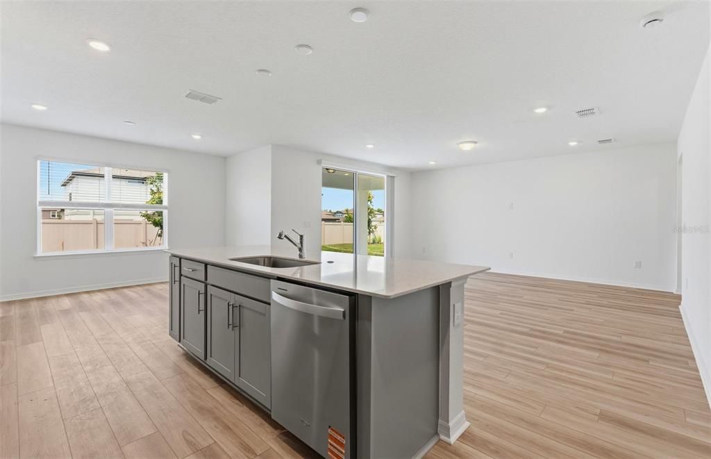 En Venta: $406,050 (5 camas, 3 baños, 2615 Pies cuadrados)