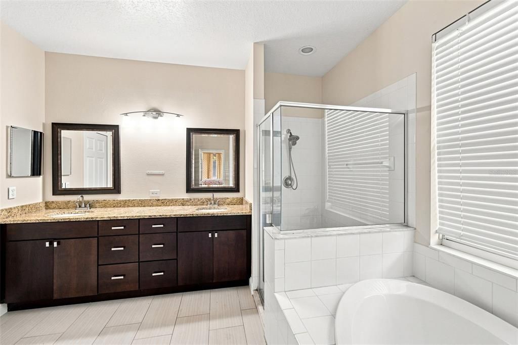 For Sale: $550,000 (3 beds, 3 baths, 2361 Square Feet)