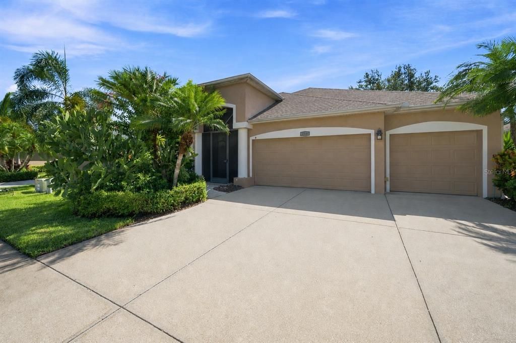 For Sale: $550,000 (3 beds, 3 baths, 2361 Square Feet)