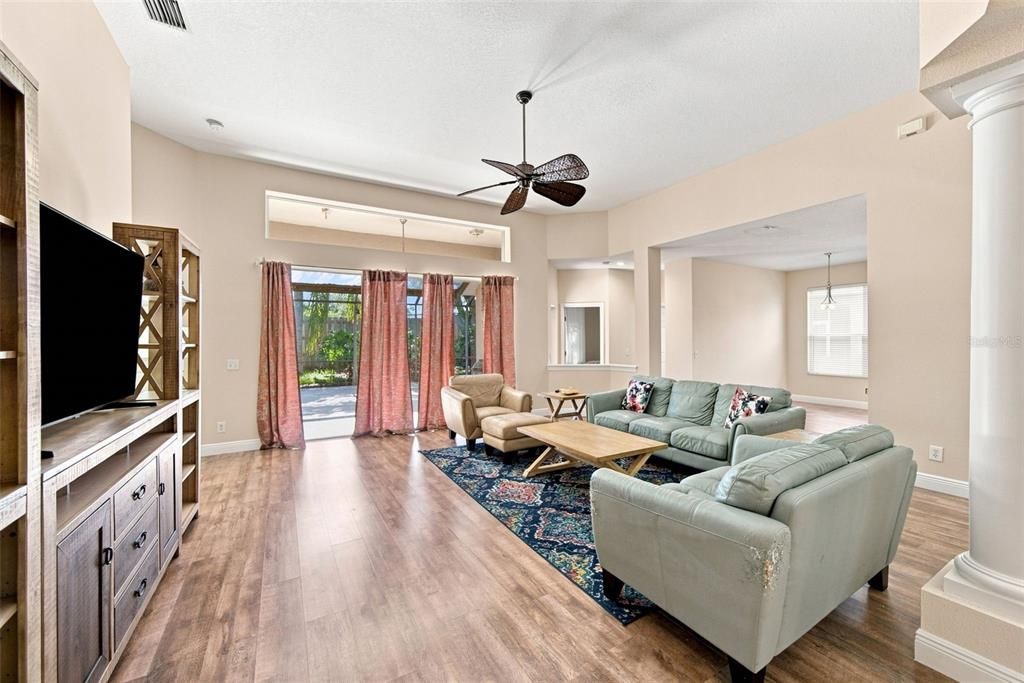 For Sale: $550,000 (3 beds, 3 baths, 2361 Square Feet)