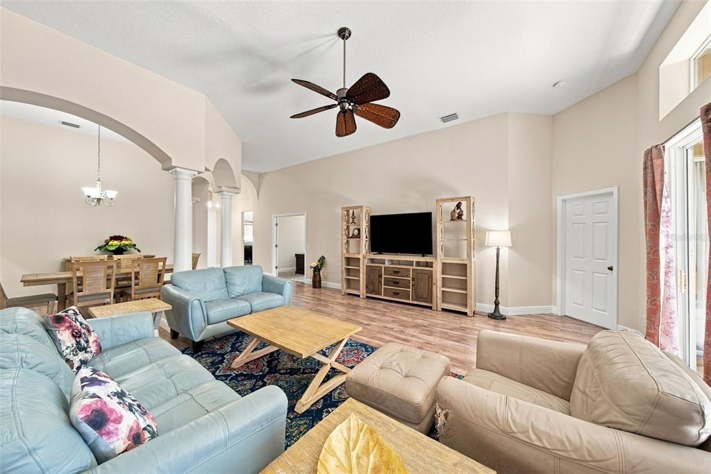 For Sale: $550,000 (3 beds, 3 baths, 2361 Square Feet)