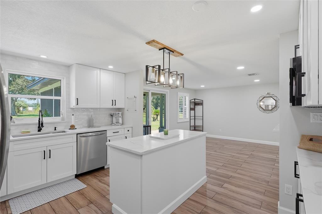 For Sale: $459,900 (2 beds, 2 baths, 1196 Square Feet)