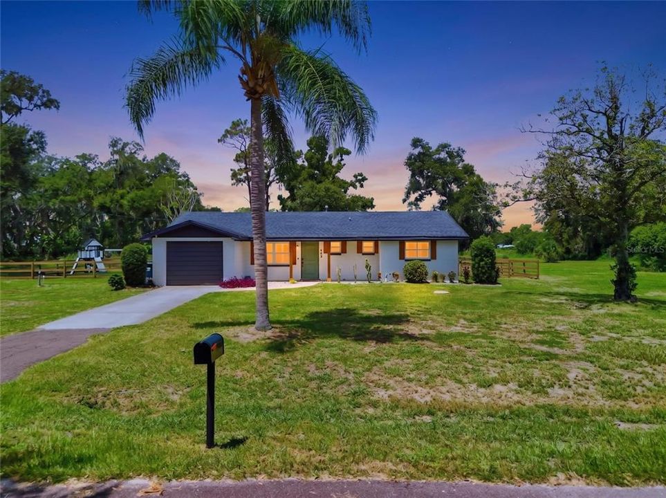 For Sale: $459,900 (2 beds, 2 baths, 1196 Square Feet)