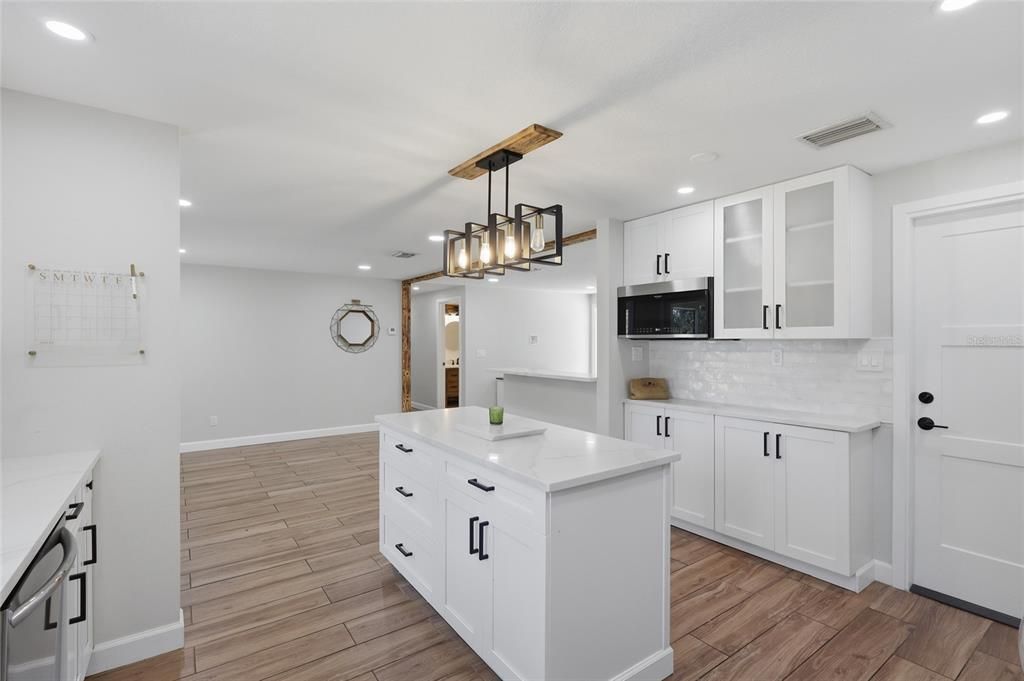 For Sale: $459,900 (2 beds, 2 baths, 1196 Square Feet)