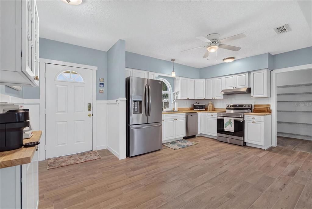 For Sale: $559,900 (2 beds, 2 baths, 1350 Square Feet)