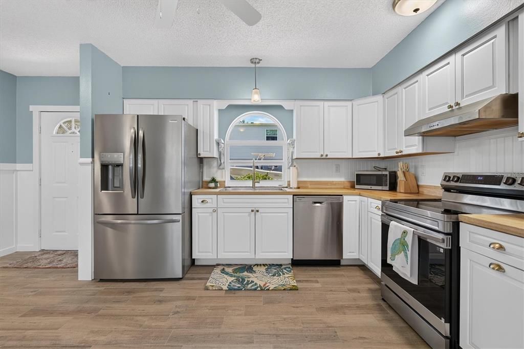 For Sale: $559,900 (2 beds, 2 baths, 1350 Square Feet)