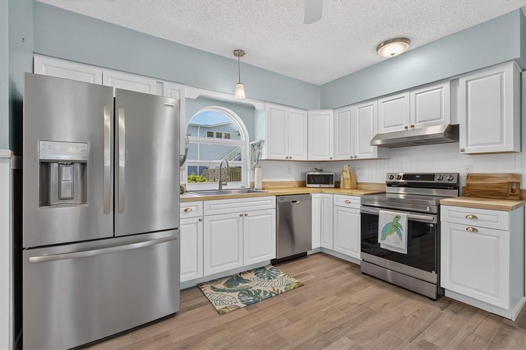 For Sale: $559,900 (2 beds, 2 baths, 1350 Square Feet)