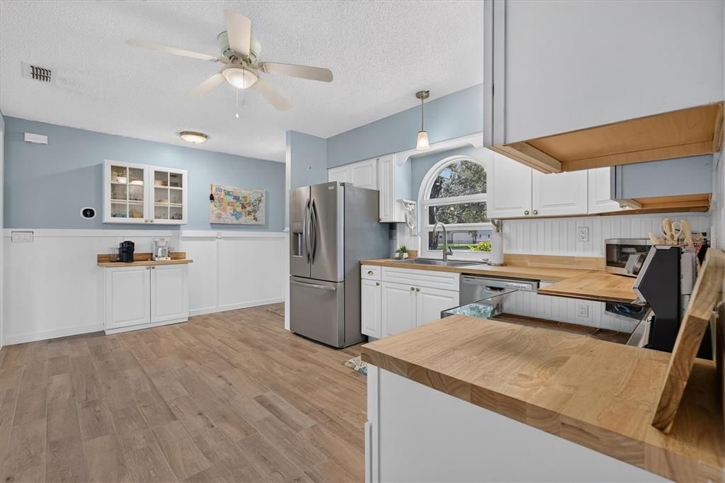 For Sale: $559,900 (2 beds, 2 baths, 1350 Square Feet)
