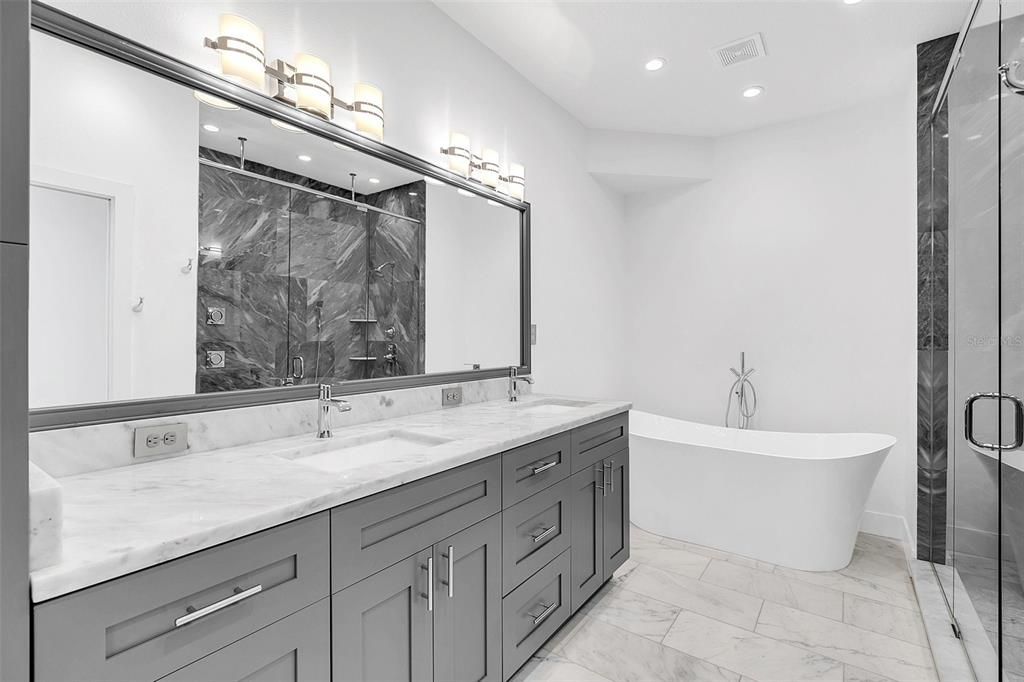 For Rent: $4,950 (3 beds, 3 baths, 1895 Square Feet)
