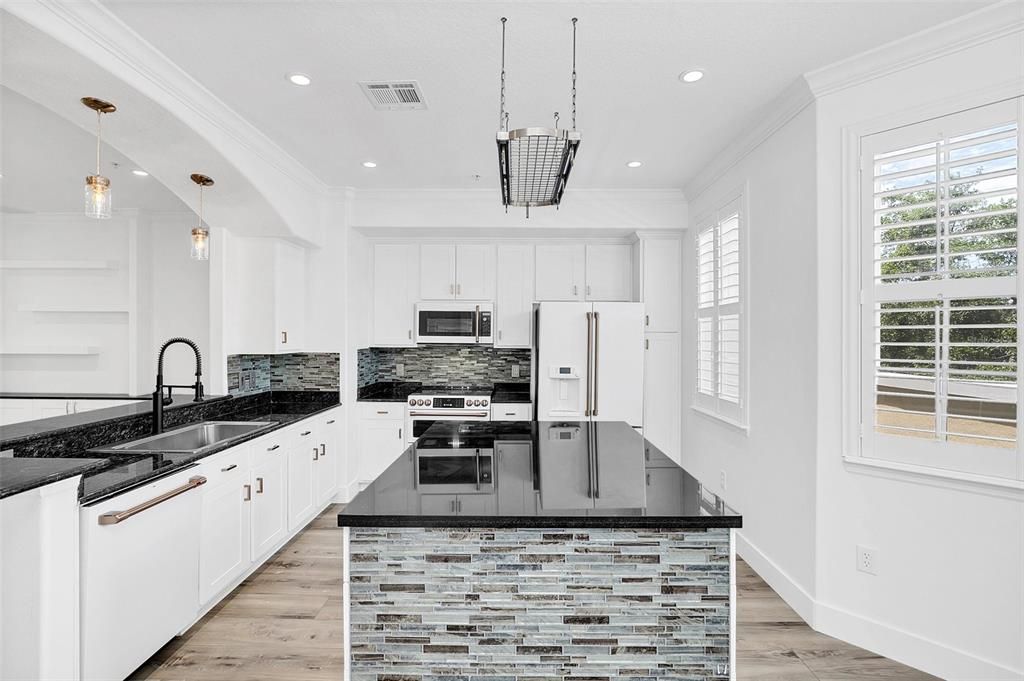 For Rent: $4,950 (3 beds, 3 baths, 1895 Square Feet)