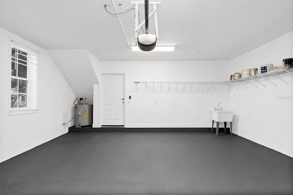 For Rent: $4,950 (3 beds, 3 baths, 1895 Square Feet)