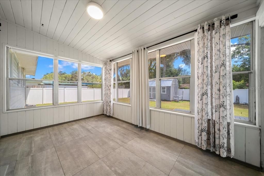 For Sale: $239,900 (4 beds, 2 baths, 1399 Square Feet)