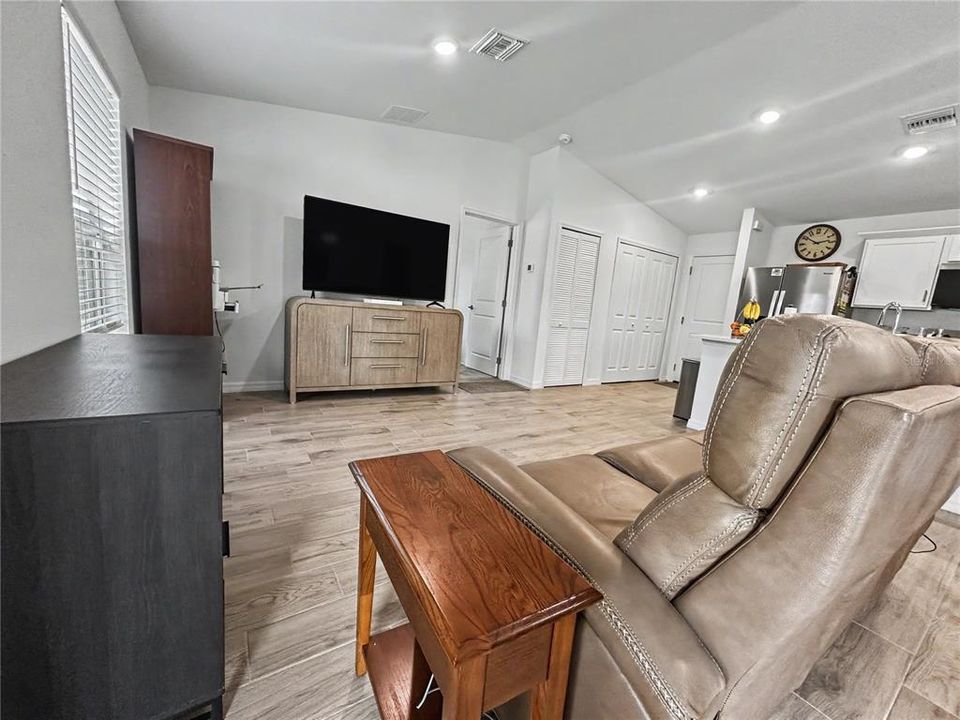 For Rent: $3,000 (3 beds, 2 baths, 1240 Square Feet)