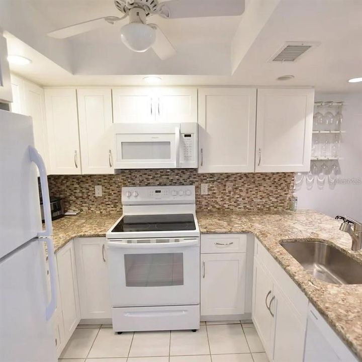 For Sale: $189,000 (2 beds, 2 baths, 967 Square Feet)