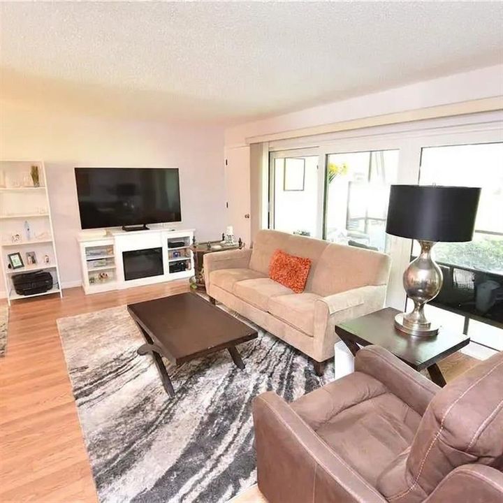For Sale: $189,000 (2 beds, 2 baths, 967 Square Feet)