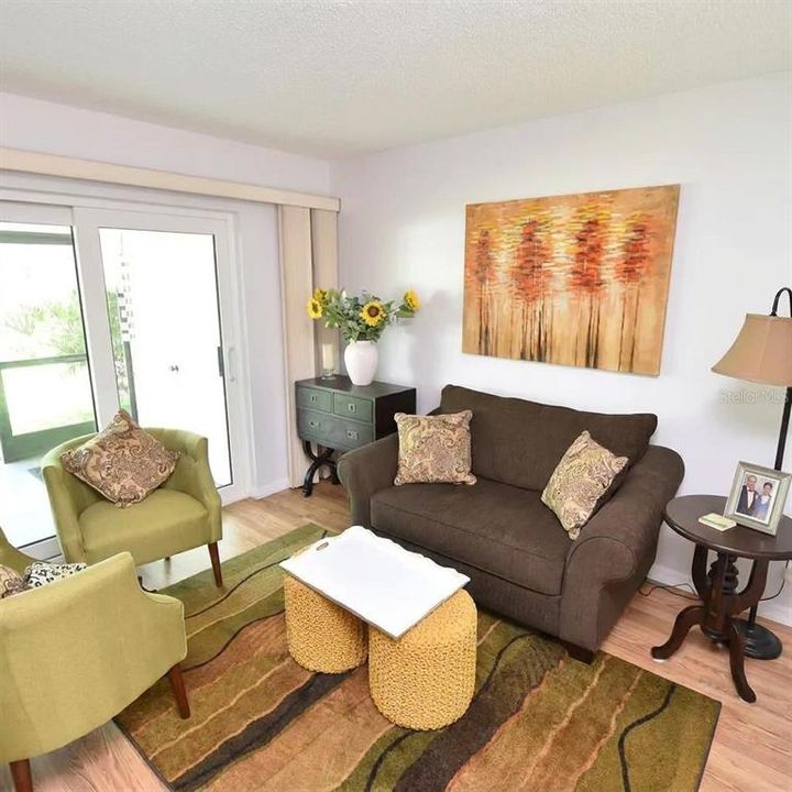 For Sale: $189,000 (2 beds, 2 baths, 967 Square Feet)