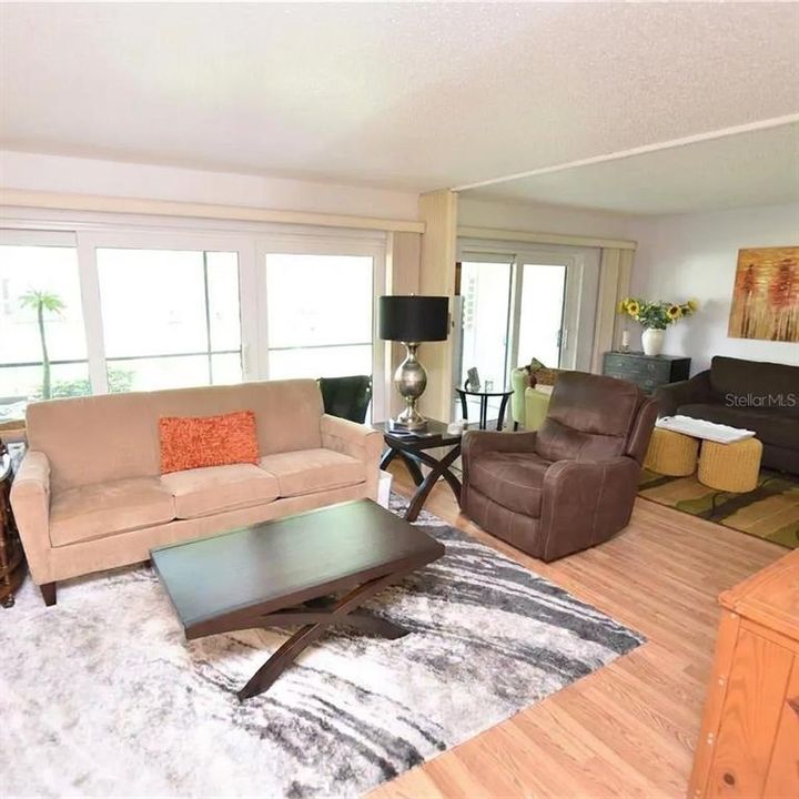 For Sale: $189,000 (2 beds, 2 baths, 967 Square Feet)