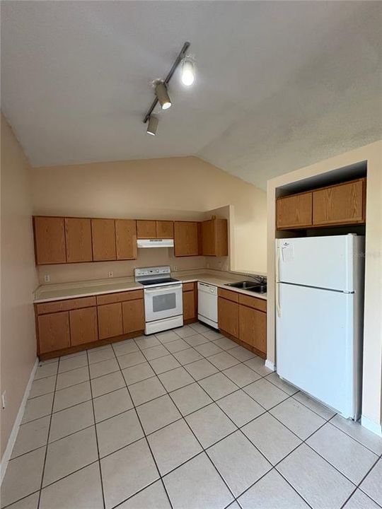 En Renta: $1,700 (3 camas, 2 baños, 1300 Pies cuadrados)