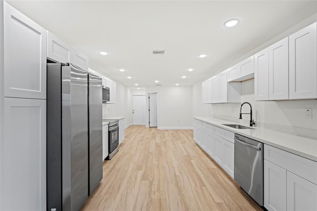 For Sale: $389,900 (3 beds, 2 baths, 1598 Square Feet)