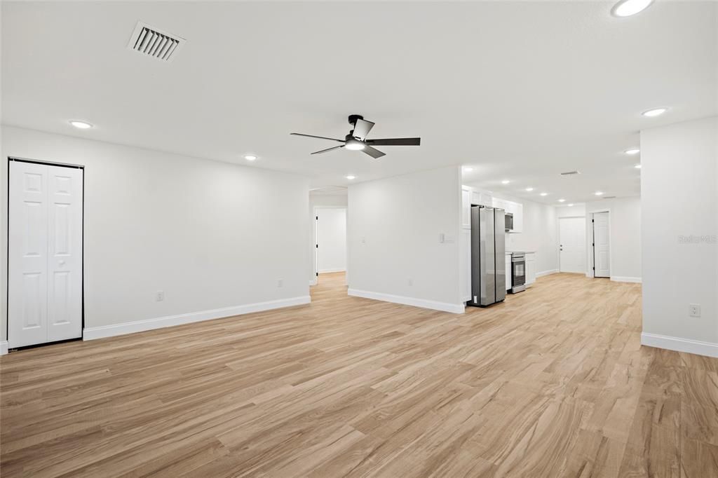 For Sale: $389,900 (3 beds, 2 baths, 1598 Square Feet)