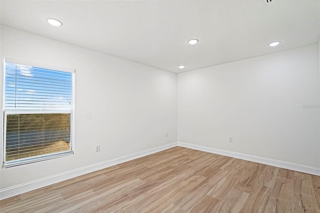 For Sale: $389,900 (3 beds, 2 baths, 1598 Square Feet)