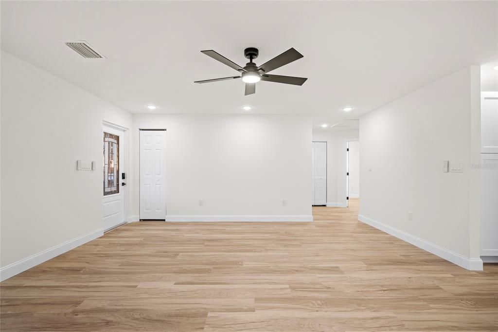 For Sale: $389,900 (3 beds, 2 baths, 1598 Square Feet)