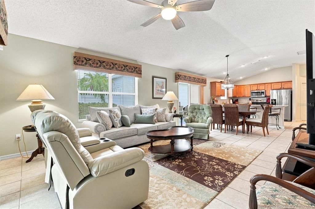 For Sale: $394,000 (3 beds, 2 baths, 1368 Square Feet)