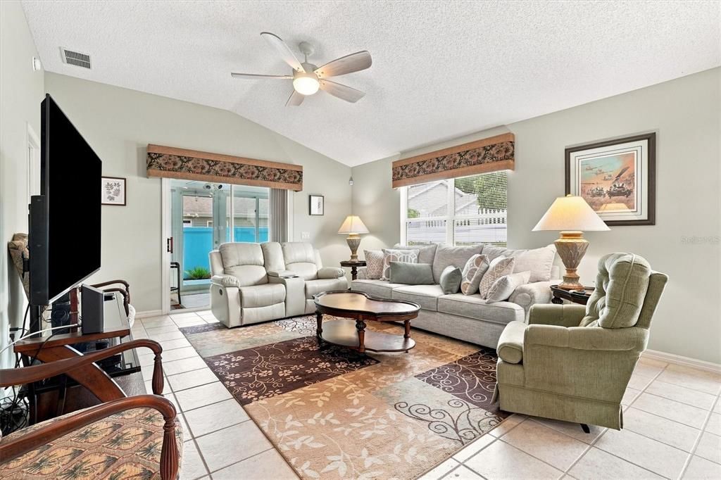 For Sale: $394,000 (3 beds, 2 baths, 1368 Square Feet)