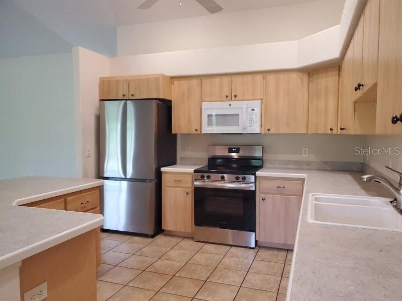 For Rent: $2,200 (3 beds, 2 baths, 1659 Square Feet)