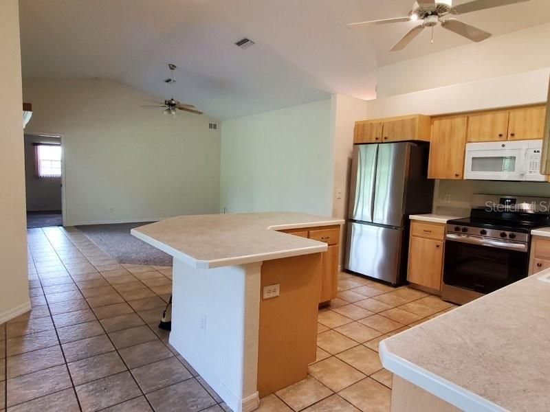 For Rent: $2,200 (3 beds, 2 baths, 1659 Square Feet)