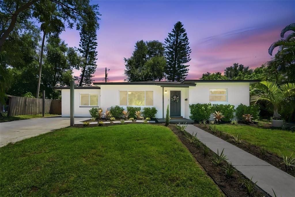Active With Contract: $460,000 (3 beds, 2 baths, 1587 Square Feet)