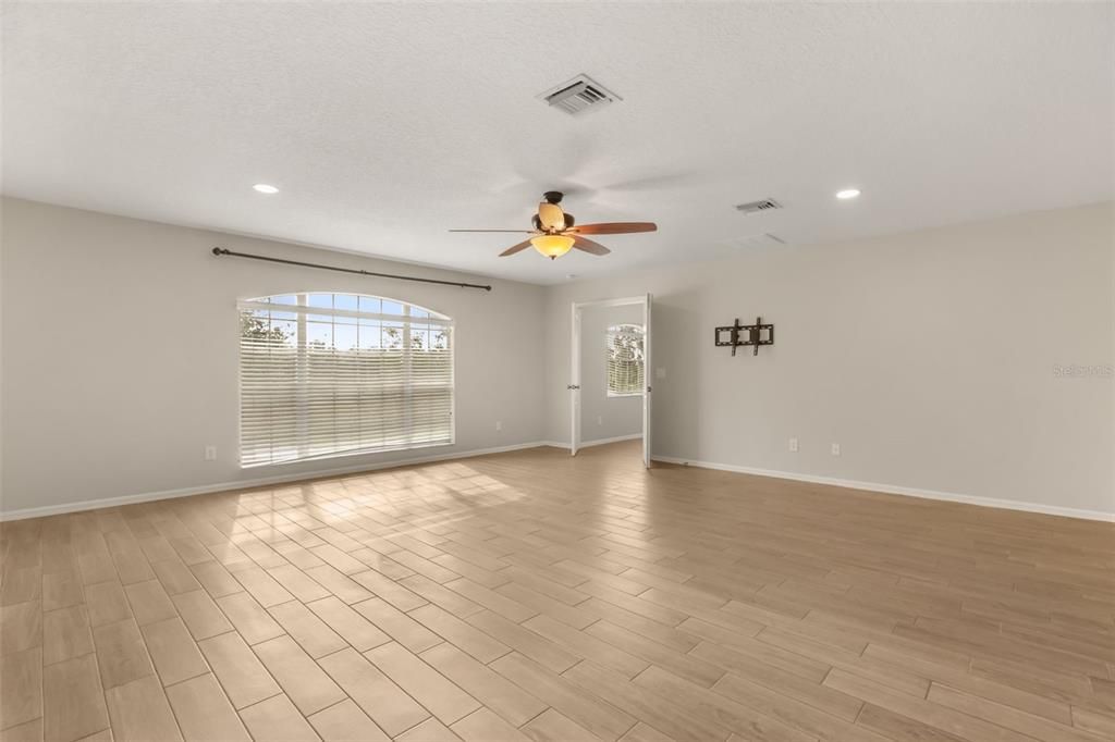 For Rent: $2,825 (4 beds, 2 baths, 2656 Square Feet)