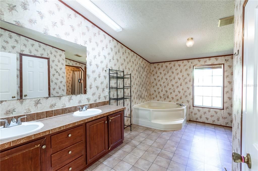 For Sale: $309,800 (4 beds, 2 baths, 2280 Square Feet)