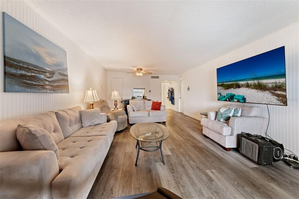 For Sale: $212,000 (2 beds, 2 baths, 1150 Square Feet)