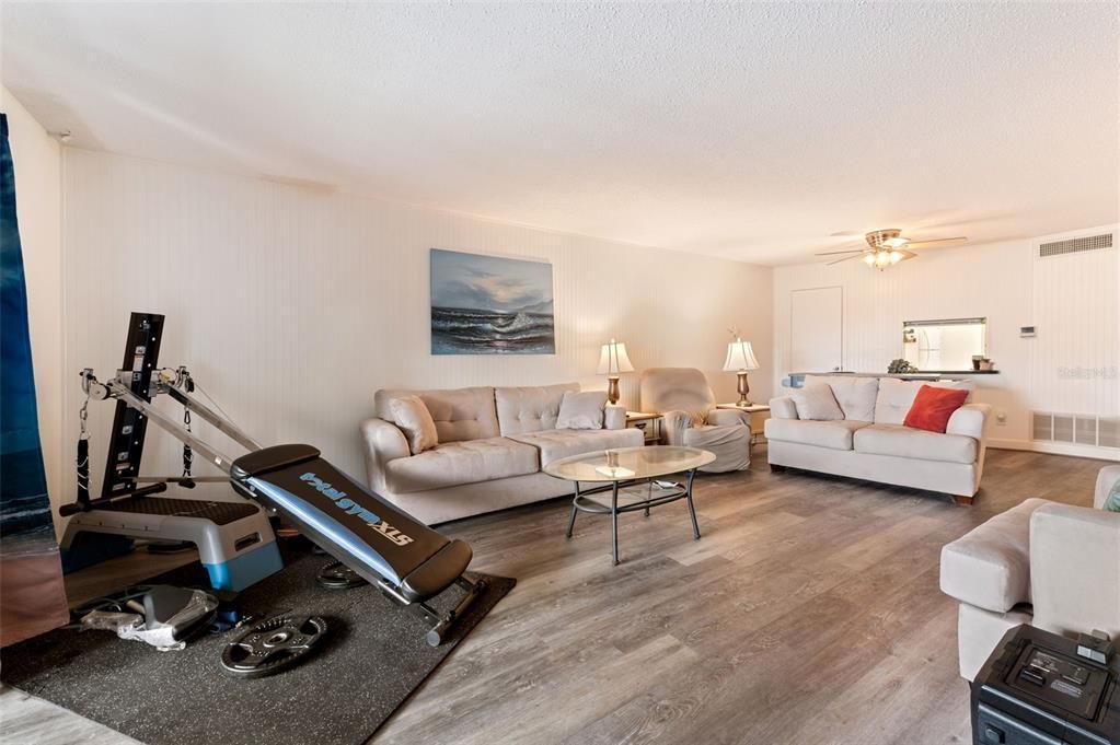 For Sale: $212,000 (2 beds, 2 baths, 1150 Square Feet)