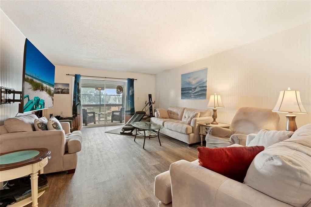 For Sale: $212,000 (2 beds, 2 baths, 1150 Square Feet)