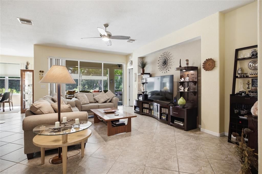 For Sale: $319,000 (2 beds, 2 baths, 1596 Square Feet)