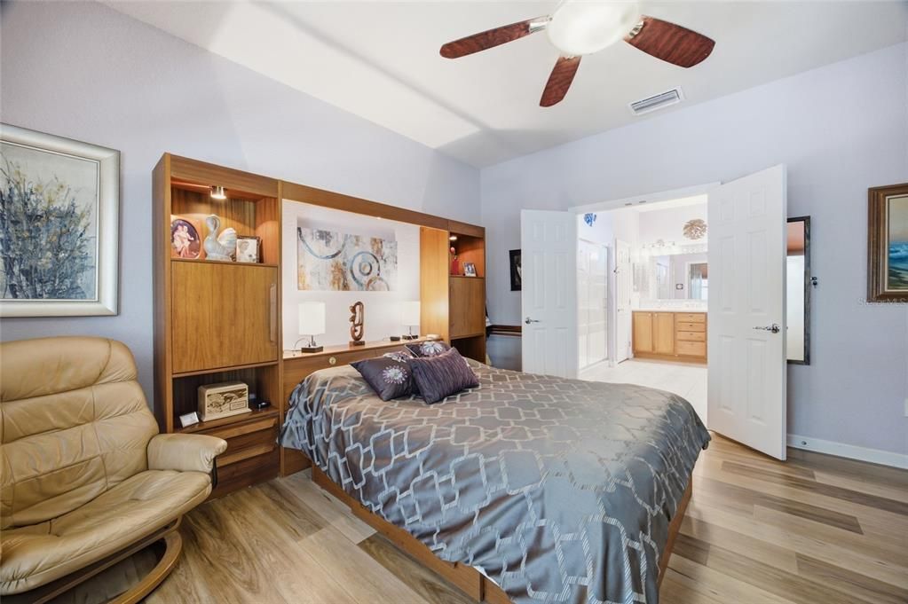 For Sale: $319,000 (2 beds, 2 baths, 1596 Square Feet)