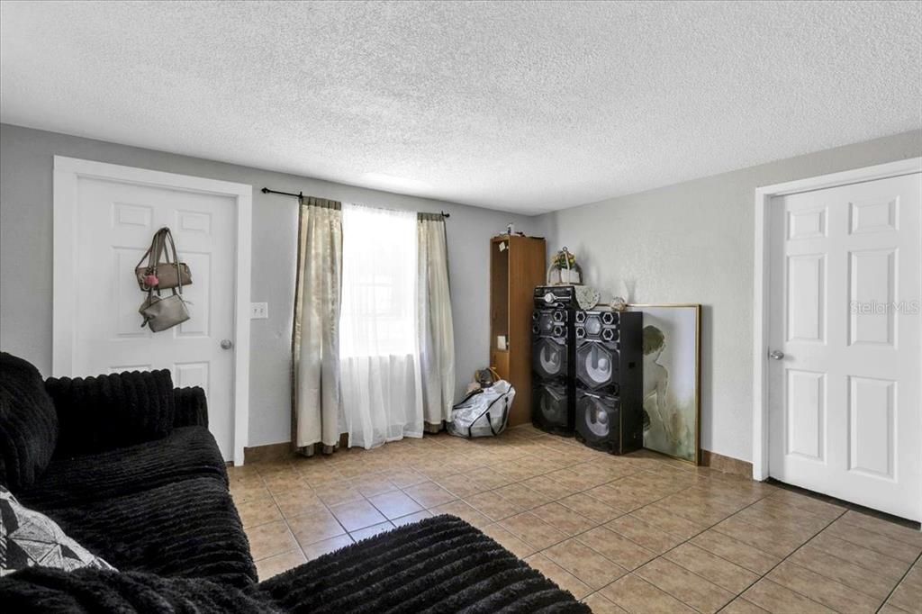 For Sale: $374,990 (6 beds, 0 baths, 1890 Square Feet)