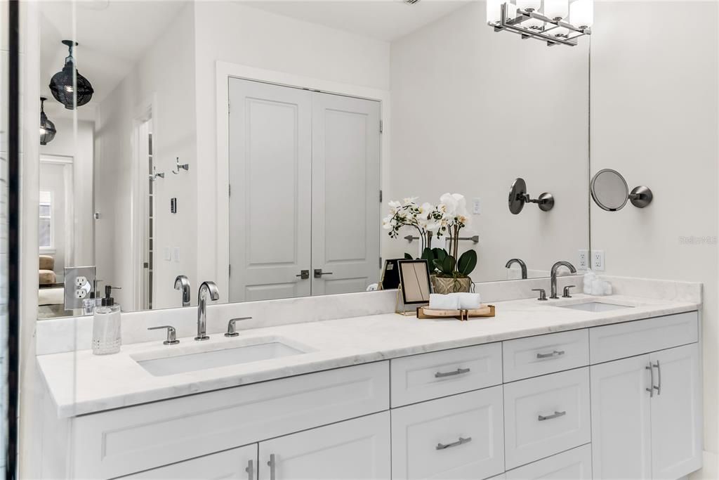 For Sale: $1,497,500 (6 beds, 5 baths, 3591 Square Feet)