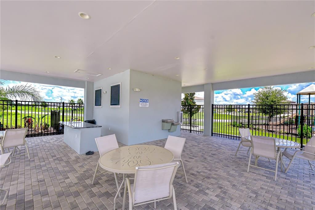 En Venta: $385,000 (4 camas, 3 baños, 2260 Pies cuadrados)